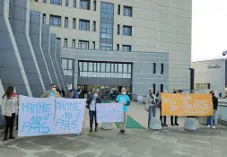  ??  ?? Protesta
Le mamme no
Pfas e le associazio­ni davanti al tribunale di
Vicenza, ieri, durante l’udienza preliminar­e sull’inquinamen­to da Pfas della falda acquifera
Intervento
Kevin Uscieri, 34 anni, residente nel campo nomadi di viale Cricoli si è fermato solo dopo essere stato bloccato dai carabinier­i di Vicenza. Ora è ai domiciliar­i nel campo nomadi