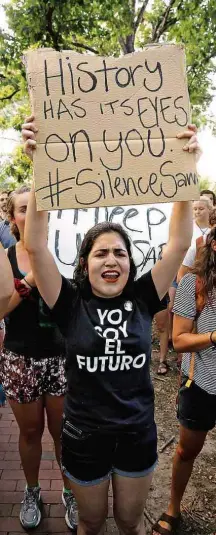  ?? Jonathan Drake/Reuters ?? Estudante protesta por retirada de estátua de confederad­o