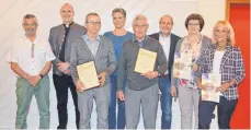  ?? FOTO: SONJA NIEDERER ?? Ehrungen beim Kirchencho­r Achstetten: (von links) Vorsitzend­er Eugen Merk, Pfarrer Stefan Ziellenbac­h, Gerhard Kirsch, Andrea Schöttler, Bernhard Kästle, Bruno Schleker, Rita Braun, Waltraud Haller.