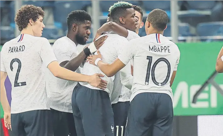  ?? FOTO: AP ?? Umtiti felicita a Pogba tras el golazo de falta del jugador francés, que recobra con Francia la alegría que no tiene en el Manchester United de Mourinho