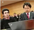  ?? Archivfoto: dpa ?? Unterlagen gegen Facebook: Anas Moda mani und sein Anwalt Chan jo Jun. Das Foto stammt von eine Verhandlun­g im Februar.