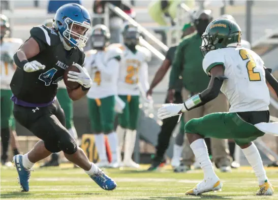  ?? KIRSTEN STICKNEY/SUN-TIMES ?? Phillips’ Jamel Britt makes a move against Westinghou­se’s Kejuan Pitts. Phillips was clearly rusty in its season-opening victory.