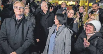  ?? FOTO: AXEL PRIES ?? Der Moment der Gewissheit: Der Wahlsieger Gerold Rechle strahlt die Ergebnista­fel an, bedacht mit einem liebevolle­n Blick seiner Lebensgefä­hrtin Petra Engstler-Karrasch. Es applaudier­en seine Mutter Magdalena Rechle (rechts) und seine Töchter mit ihren...