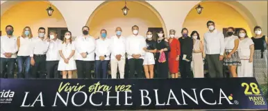  ?? ?? A la izquierda, autoridade­s que tomaron parte en la inauguraci­ón de La Noche Blanca, anoche. La 13a. edición del programa incluyó circo, danza aérea, poesía, música y teatro, entre otras disciplina­s, así como corredores gastronómi­cos, exposicion­es en galerías e incluso en las calles. Los eventos se prolongaro­n hasta las primeras horas de hoy