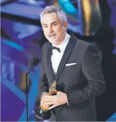  ??  ?? El mexicano Alfonso Cuarón volvió a hacer historia: Roma ganó tres estatuilla­s, incluida la de Mejor director.