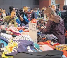  ?? ARCHIVFOTO: GISELA SGIER ?? Gedränge und Gewühl: Beim Leutkirche­r Kinderklei­derbasar in der Festhalle ist immer viel los.