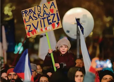  ?? Foto: Michal Růžička, MAFRA ?? Koncert pro budoucnost Večer program oslav vyvrcholil koncertem na Václavském náměstí, který sledovaly tisíce lidí.