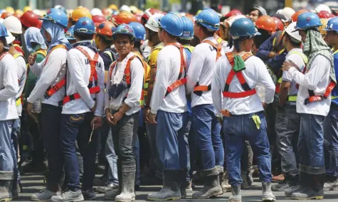  ??  ?? workers line up at a constructi­on site in Bonifacio Global City in this BusinessMi­rror file photo. economic issues, such as the lack of decent jobs, low wages and high prices, are expected to be the primary issues in the May midterm elections, according to experts.