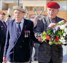  ??  ?? Le colonel Sendra accompagna­nt le général Josz lors d’un dépôt de gerbe.