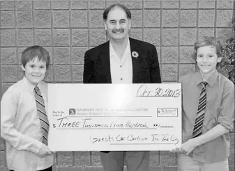  ?? SUBMITTED PHOTO ?? Reid Burke, representi­ng the Canadian Mental Health Associatio­n, P. E. I. division, is shown receiving a $ 3,900 donation from Thomas and Lawson Docherty representi­ng the 50/ 50 proceeds from the Ceilidh in the City 2013 season. Thomas and Lawson are...