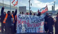  ??  ?? Adl Cobas I lavoratori in protesta davanti ai cancelli