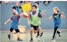  ?? RP-FOTO: RALPH MATZERATH ?? Beim Basketball Grundschul-Cup in Monheim siegen die Schüler vom Lerchenweg.