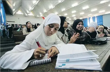  ?? ABDELHAK SENNA / AFP ?? Mà dura. El ministre Mohamed Hassad ha defensat tolerància zero en els exàmens