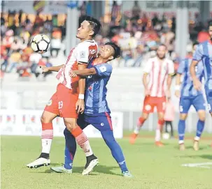  ?? — Gambar Chimon Upon ?? HAMBAT: Penyerang Sarawak, Bobby Gonzales (kiri) dihambat pertahanan Felcra FC pada perlawanan Liga Premier 2018 di Stadium Negeri Kuching petang semalam.