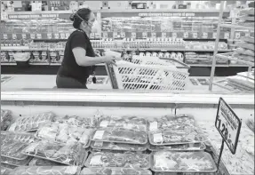  ??  ?? Una persona camina por la sección de carnes en un supermerca­do de Dallas, Texas, en Estados Unidos