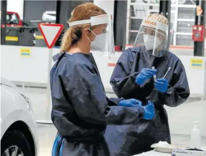  ?? Foto: Javier Bergasa ?? Profesiona­les sanitarias tomando muestras para después realizar una prueba PCR .