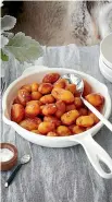  ?? PHOTOS: MANJA WACHSMUTH ?? Top left: seafood chowder; caramelise­d baby potatoes, above left; and oaty fruit crumble, right.