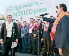  ??  ?? Enrique Ochoa, líder del PRI (izq.), tomó protesta a Ismael Hernández Deras como nuevo dirigente de la Confederac­ión Nacional Campesina.