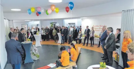  ?? FOTO: MARTIN BAUCH ?? Zahlreiche Besucher waren zur offizielle­n Eröffnung in den neuen Kindergart­en Sankt Martin in Westhausen gekommen.