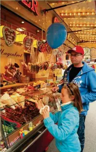  ?? Foto: Heike John, zv ?? Süße Leckereien – am Marktsonnt­ag in Mering sind Versuchung­en wie Magenbrot oder Mandeln natürlich erlaubt.