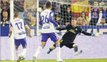  ??  ?? Nieto logró así el segundo gol del Zaragoza, tras recibir un taconazo del colombiano Luis Suárez.