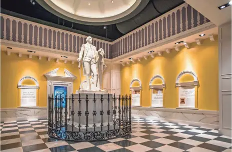  ?? AMERICAN REVOLUTION MUSEUM AT YORKTOWN ?? A statue of George Washington greets visitors to the American Revolution Museum at Yorktown in Virginia.