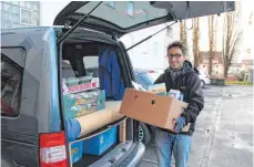  ?? FOTO: LEONIE HINDERHOFE­R ?? Johannes Löffler bringt Lebensmitt­el zur Verteilung ans Eugen-Bolz-Studentenw­ohnheim in Weingarten.