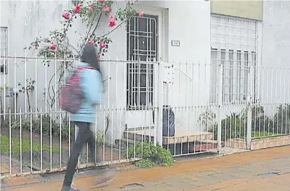  ?? MARIO SAYES ?? El lugar. Una de las casas allanadas en Ramos Mejía, donde viven familiares del joven acusado.