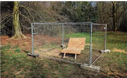  ?? FOTO: RUPERT
OBERHÄUSER/IMAGO ?? Eine mit Bauzaun abgesperrt­e Parkbank im Duisburger Stadtwald in Zeiten der Corona-Krise: Im Saarland dürfen Menschen wieder legal für längere Zeit auf Parkbänken sitzen.