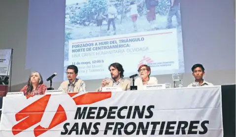  ??  ?? En el informe Forzados a huir del Triángulo del Norte de Centroamér­ica: una crisis humanitari­a olvidada que fue presentado ayer, la organizaci­ón concluyó que los migrantes son presas de asesinatos, amenazas, reclutamie­nto de grupos armados,...