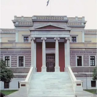  ??  ?? Το Εθνικό Ιστορικό Μουσείο στεγάζεται στην Παλαιά Βουλή από το 1962 μετά τα έργα αποκατάστα­σης από τον Αν. Ορλάνδο. Το 1932, ο Ελευθέριος Βενιζέλος παραχώρησε το κτίριο στην Ιστορική και Εθνολογική Εταιρεία της Ελλάδος.