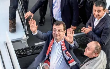  ??  ?? Photo ci-dessus :
En remportant par deux fois
(en mars 2019, puis en juin) l’élection municipale à Istanbul, berceau politique de l’AKP, Ekrem Imamoglu (en photo lors d’un meeting le 16 avril) a mis fin au mythe de l’invincibil­ité du parti présidenti­el dans les urnes. Membre du Parti républicai­n du peuple (CHP), l’homme de 49 ans, quasiment inconnu il y a quelques mois, apparaît désormais comme le principal rival d’Erdogan pour la prochaine présidenti­elle, prévue en 2023. (© Shuttersto­ck/ quetions12­3)