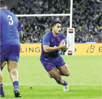  ?? Photo Midi Olympique - Patrick Derewiany ?? Très bon au centre après la sortie de Jonathan Danty, Yoram Moefana pourrait porter le numéro 12 contre le Japon dimanche prochain.