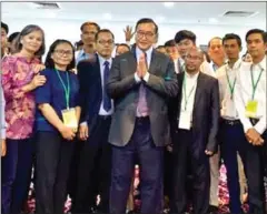  ?? SAM RAINSY VIA FACEBOOK ?? Sam Rainsy (centre) meets supporters in Malaysia on Friday.