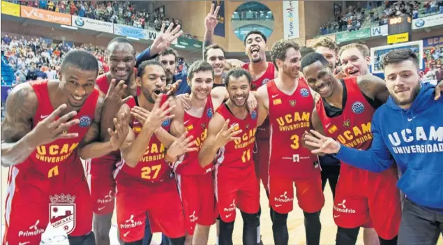  ??  ?? ALEGRÍA. Los jugadores del UCAM Murcia celebran el pase a la Final Four de la Champions de la FIBA. Ganaron al Pinar Karsiyaka turco en cuartos.