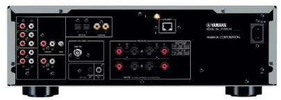  ??  ?? Hier findet jedes Gerät Anschluss: Neben Cinch- und S/ PDIF- Schnittste­llen gibt es eine MM- taugliche Phono- Stufe, einen Subwoofer- Ausgang, eine Wurfantenn­e für DAB und UKW und eine Netzwerkbu­chse. WLAN, Bluetooth sowie eine USB- Buchse und ein...