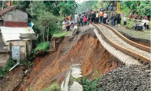  ?? SOFYANSYAH/RADAR BOGOR/JPG ?? TAK BISA DILEWATI: Rel di dekat Stasiun Maseng, Cijeruk, Kabupaten Bogor, ambles akibat tanah longsor.