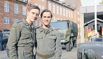  ??  ?? Die Schauspiel­er Jonas Nay (l.) und Ludwig Trepte spielen die männlichen Hauptrolle­n in der achtteilig­en RTL-Serie „Deutschlan­d 83“. Gedreht wurde in Potsdam.