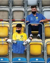  ??  ?? Auch auf der leeren Tribüne mussten alle Teammitgli­eder großen Abstand halten.