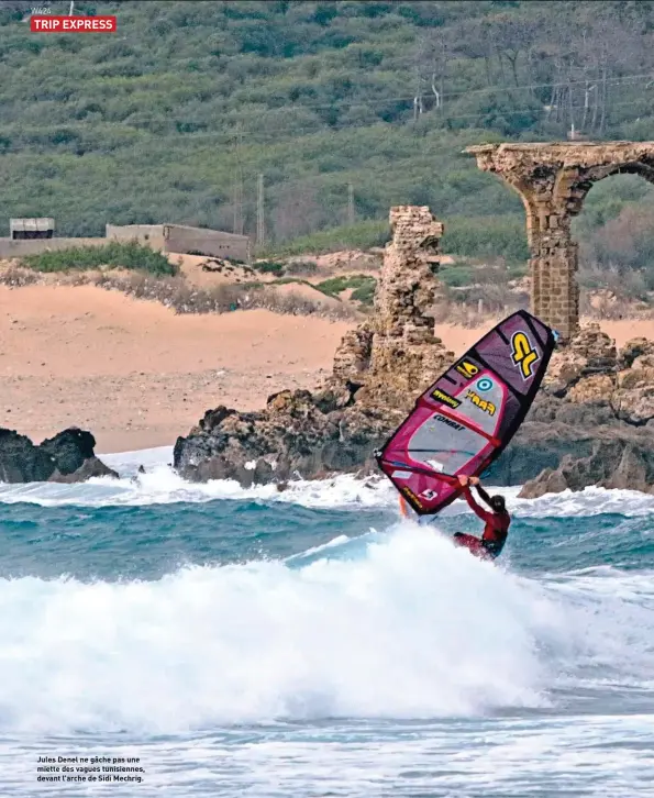  ??  ?? Jules Denel ne gâche pas une miette des vagues tunisienne­s, devant l’arche de Sidi Mechrig.