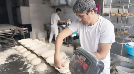  ?? Foto: Ángel García ?? Die neue Brotverord­nung soll den Kunden besser über die Inhaltssto­ffe der Laibe informiere­n.