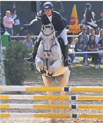  ?? FOTO: JOCHEN_EMDE ?? Carolin Kampmann vom RUFV Hiesfeld startete auf Silberprin­z in der Stilprüfun­g der Klassea*.