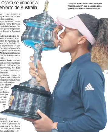  ??  ?? La nipona Naomi Osaka besa el trofeo “Daphne Akhurst”, que la acredita como ganadora del Abierto de Australia 2019