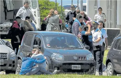  ?? AFP ?? Una imagen elocuente. Ayer, tras confirmars­e la explosión, el dolor de la chica de remera gris.