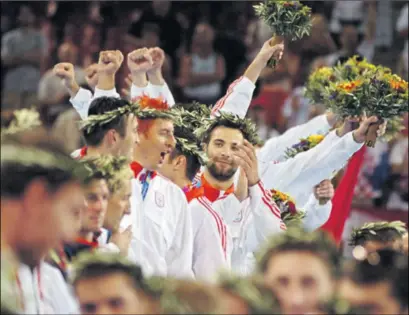  ??  ?? ATENA 2004 Osim zlatnih medalja naši rukometaši dobili su na glavu i lovorove vijence