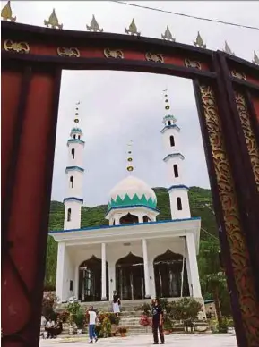  ?? BERNAMA PIC ?? Kembara Inspirasi Haji participan­ts at a mosque in Gansu province, China, yesterday.