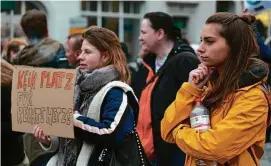  ?? FOTO: MARTIN KAPPEL ?? Engagiert: Etliche Bürger zeigten gestern sehr deutlich, was sie von der Veranstalt­ung der AfD auf dem Markt von Apolda hielten.