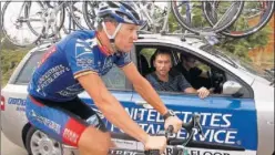  ??  ?? IMPLICADOS. Armstrong y Bruyneel, su director en el US Postal.