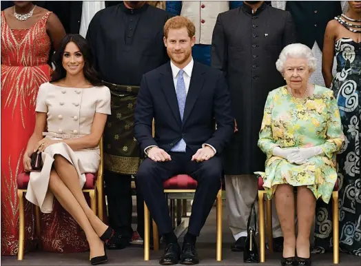  ??  ?? Meghan es un ícono fashion. Algunos la comparan con Lady Di, por su manera de cruzar las piernas y otros la ven parecida a Audrey Hepburn, por ejemplo, en el look que lució en Ascot (ab.), causalment­e, de Givenchy.