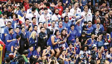  ??  ?? Sen. Bong Go, House Speaker and Phisgoc chairman Alan Peter Cayetano, POC president Rep. Bambol Tolentino and SBP president Al S. Panlilio flash the No. 1 sign with members of the victorious Gilas Pilipinas men and women basketball teams led by coaches Tim Cone and Pat Aquino Tuesday at the Mall of Asia Arena. (Rio Deluvio)